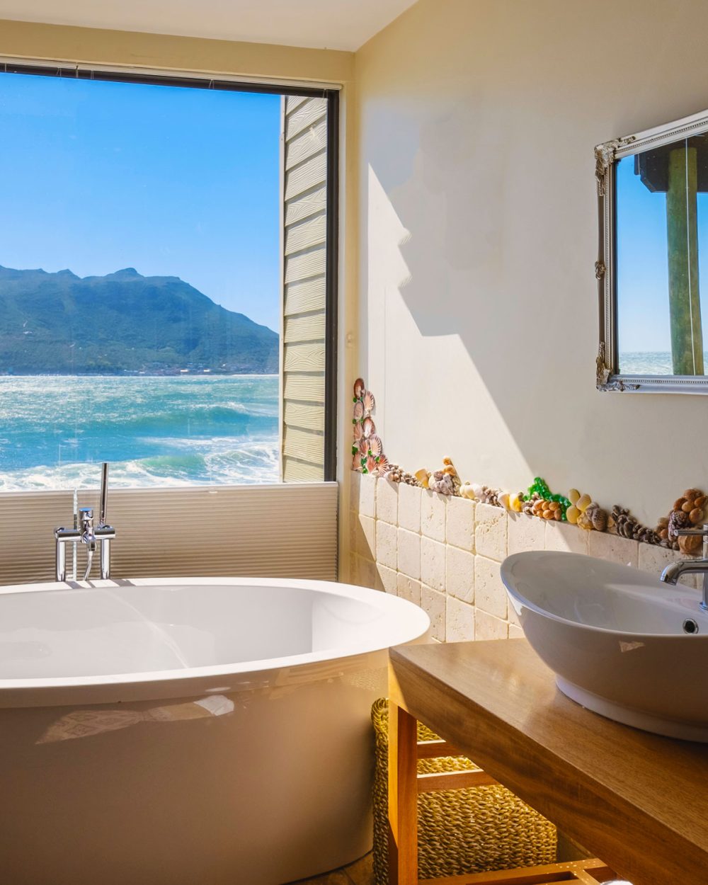 man-and-woman-in-bath-tub-jaccuzi-on-vacation-cou-2025-01-08-04-01-51-utc